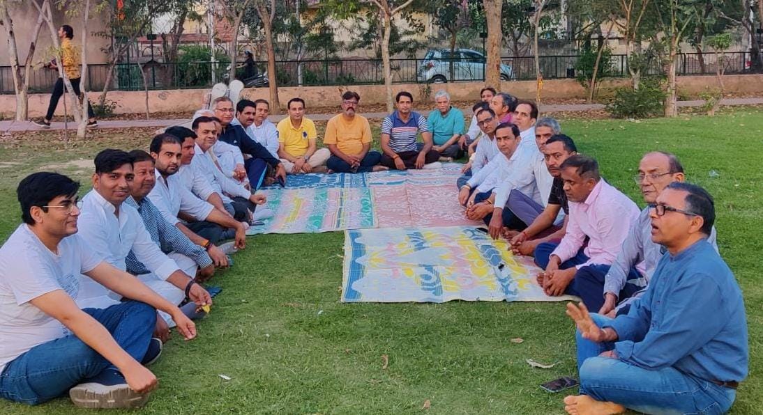 सेक्टर डेल्टा टू में अजब सिंह भाटी द्वारा नियम विरुद्ध कराएं जा रहे आर डब्लू ए चुनाव के संबंध में सेक्टर वासियों ने की बैठक