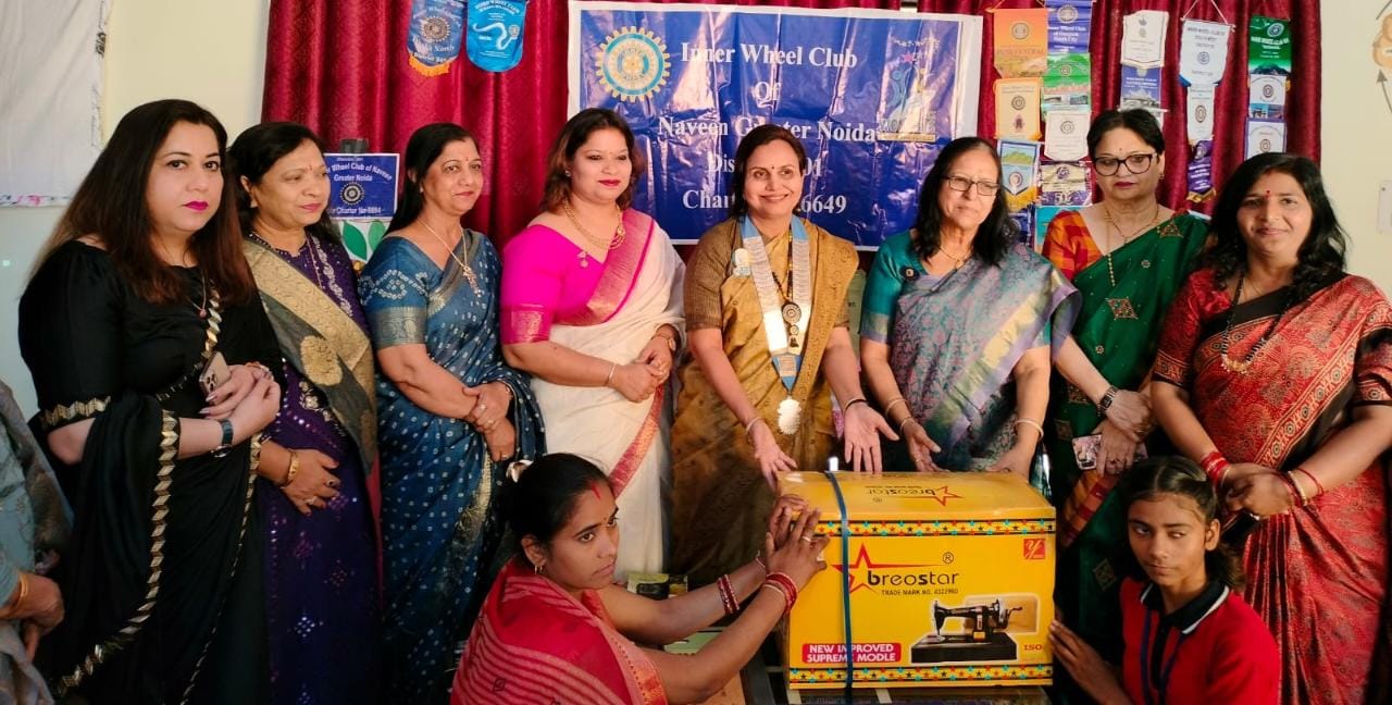 इनर व्हील क्लब नवीन ग्रेटर नॉएडा द्वारा बांटी गयी सिलाई मशीने