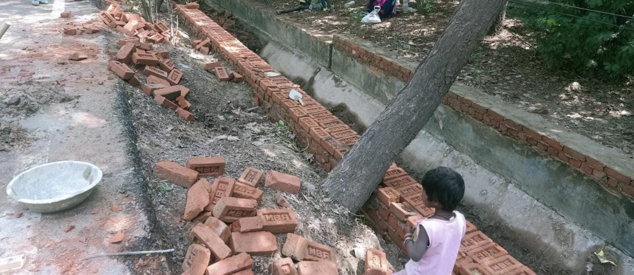 नोएडा के सेक्टर 148 एवं सफीपुर के सामने एक्सप्रेसवे के समीप नाले पर निर्माण कार्य चल रहा है जिस निर्माण कार्य में नोएडा प्राधिकरण के अधिकारियों एवं कर्मचारी द्वारा घटिया किस्म की सामग्री का प्रयोग कर भ्रष्टाचार किया जा रहा है