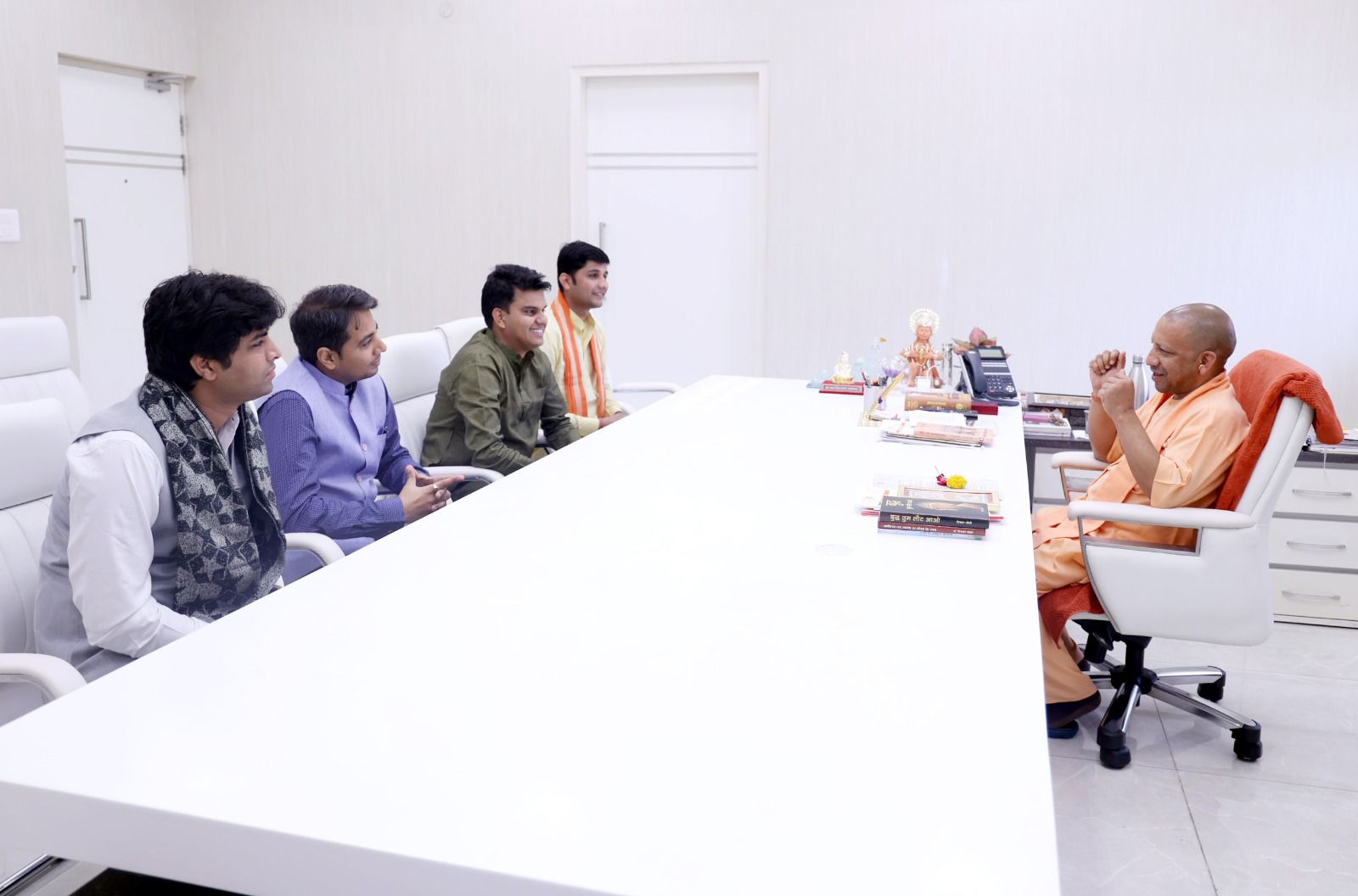 मुख्यमंत्री योगी आदित्यनाथ से मिले राष्ट्रवादी कवि अमित शर्मा