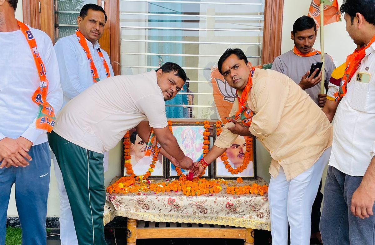 भाजपा के 44 वें स्थापना दिवस के शुभ अवसर पर ग्राम रोजाजलालपुर में बूथ पर शक्ति केंद्र संयोजक सभी देवतुल्य कार्यकर्ताओं के साथ मिलकर मनाया