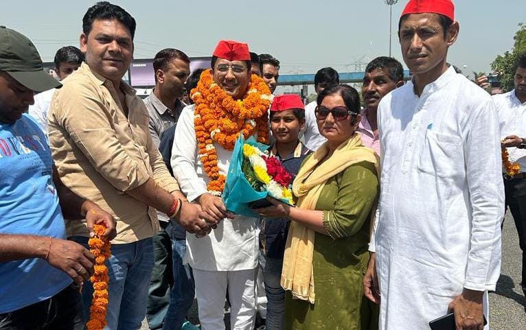 सपा नोएडा महानगर के नवनियुक्त महानगर अध्यक्ष डॉक्टर आश्रय गुप्ता का डीएनडी पर हुआ जोरदार स्वागत