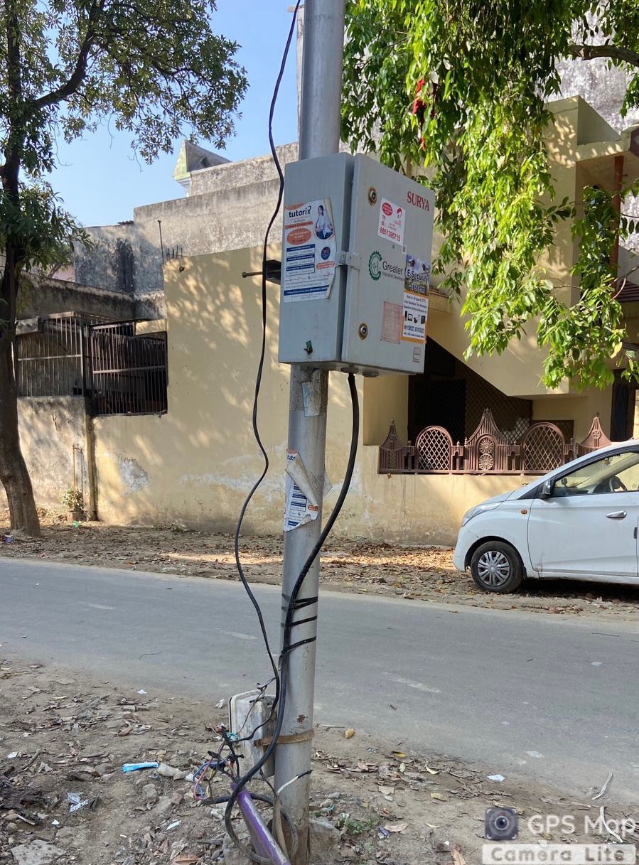 सेक्टर बीटा 1 में स्ट्रीट लाइट के पोलों पर अत्याधिक तार लटके एवं स्ट्रीट लाइट के बॉक्स खुले हुआ है