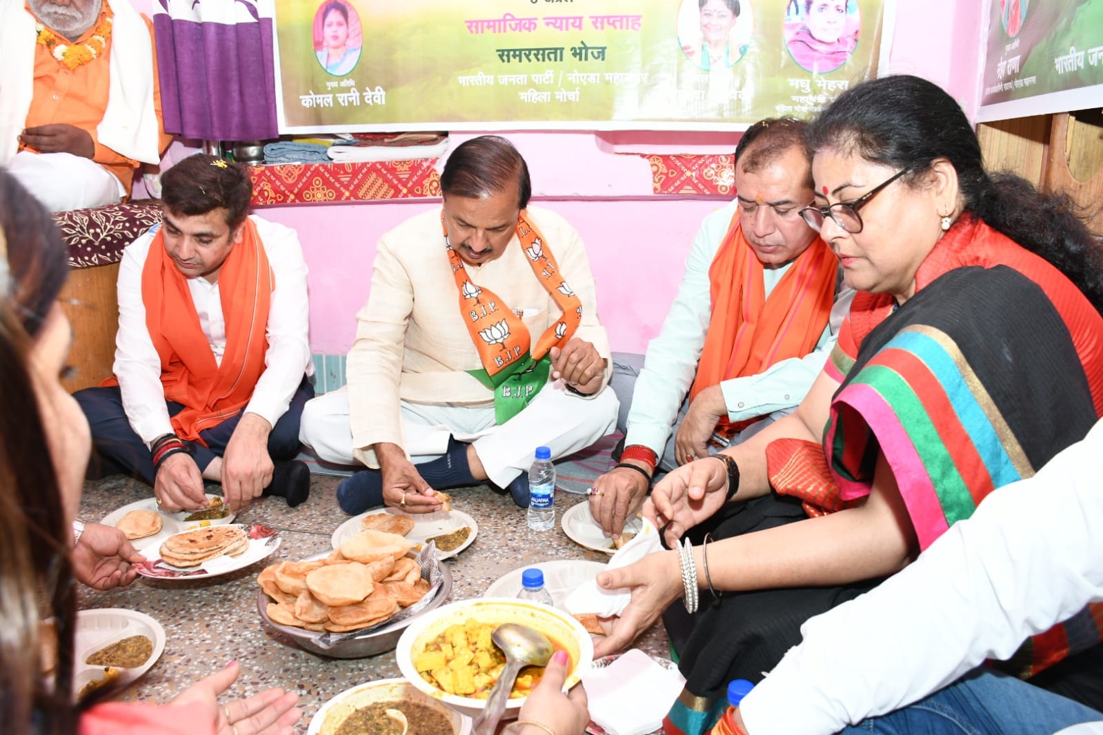 NOIDA NEWS सांसद महेश शर्मा व जिला पंचायत अध्यक्ष ने दलित परिवार के घर किया भोजन
