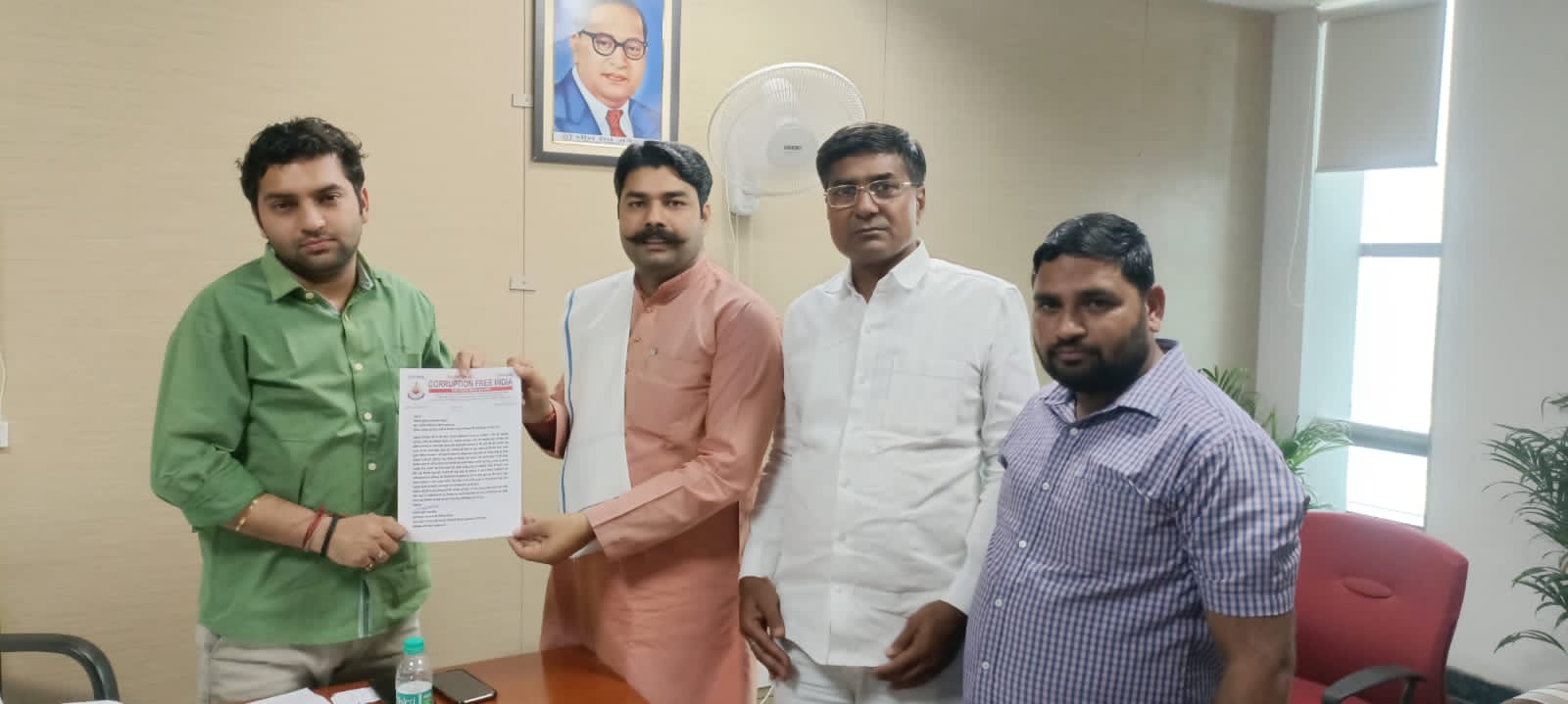 कासना सूरजपुर मार्ग के निर्माण में भ्रष्टाचार की जांच की मांग के लिए सौंपा ज्ञापन