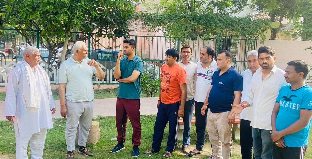 ग्रेटर नोएडा प्राधिकरण उधान विभाग के सहायक प्रबंधक गौरव बघेल जी ने सेक्टर बीटा 1 के पार्को का निरीक्षण किया