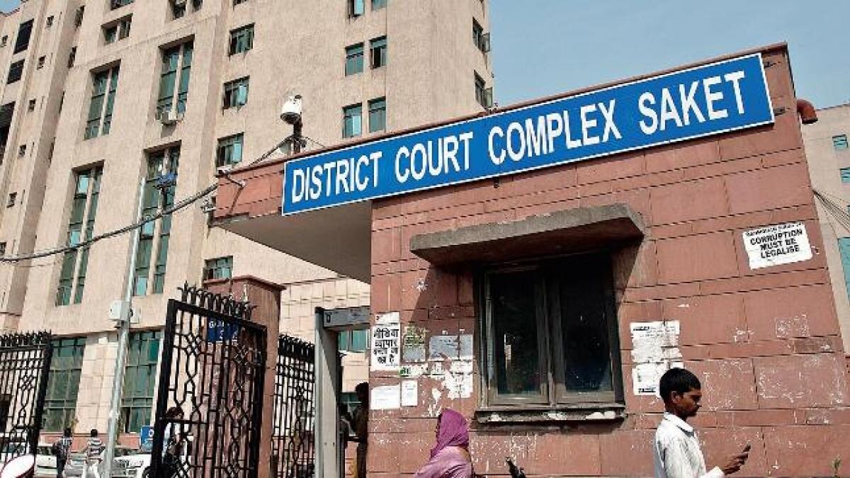 दिल्ली साकेत कोर्ट में गोली चली हाय, जान निकल गई… 4 गोलियां लगीं और हिम्मत बांध चलती रही महिला, दिल्ली कोर्ट में आज क्या हुआ