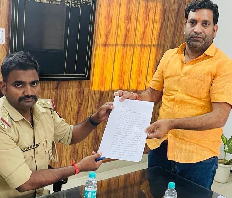 उत्तर प्रदेश के मुख्यमंत्री के लिए व हिन्दू धर्म तथा मीडिया के लिए अभद्र भाषा का प्रयोग करने वाले व्यक्ति के खिलाप बिसररख थाना गौतमबुद्ध नगर में रिपोर्ट दर्ज कराई