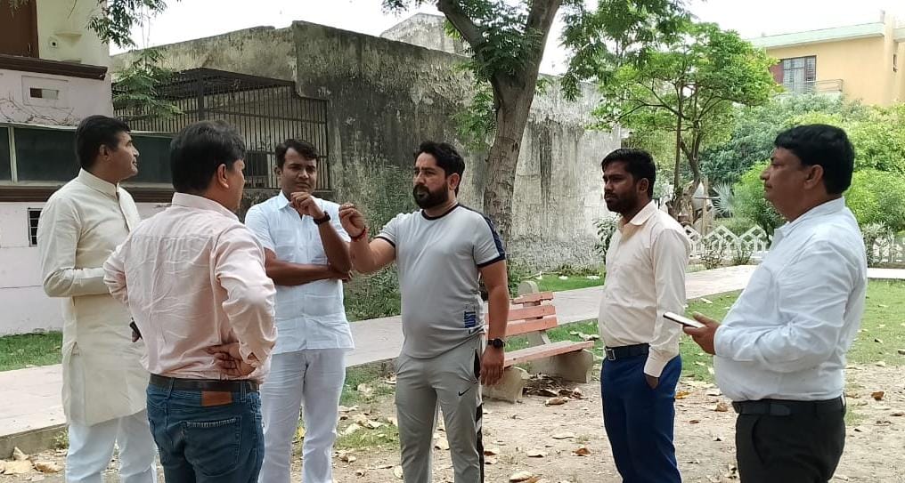 उद्यान विभाग की शिकायतो को लेकर फेडरेशन ऑफ आर०डब्ल्यू०ऐज़ ग्रेटर नोएडा व उद्यान विभाग की टीम ने ग्रेटर नोएडा के सेक्टर अल्फा1, अल्फा 2, बीटा1 का संयुक्त रूप से दौरा किया गया