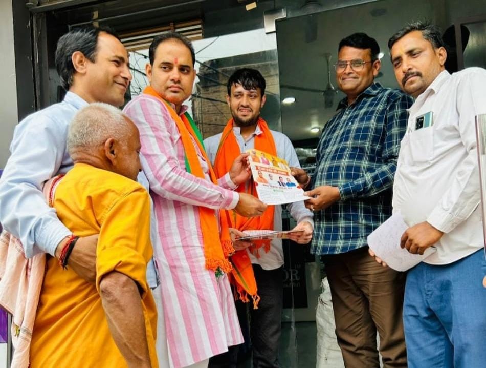 भारतीय जनता पार्टी दनकौर मंडल के कार्यकर्ताओं ने माननीय प्रधानमंत्री नरेंद्र मोदी जी के मन की बात के सौवें एपिसोड को रेडियो के माध्यम से सुना