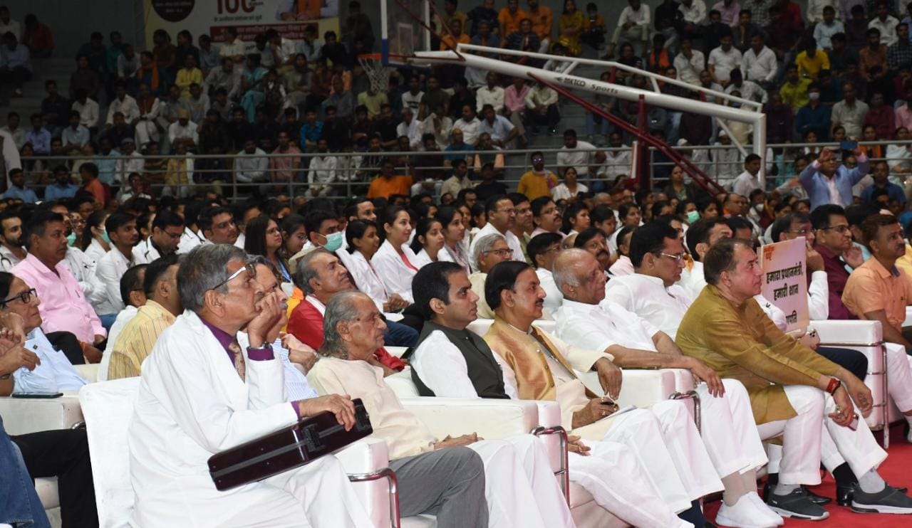 प्रधानमंत्री श्री नरेन्द्र मोदी जी के मन की बात का 100वें महाएपिसोड का भव्य आयोजन नोएडा इंडोर स्टेडियम सैक्टर-21ए में किया गया