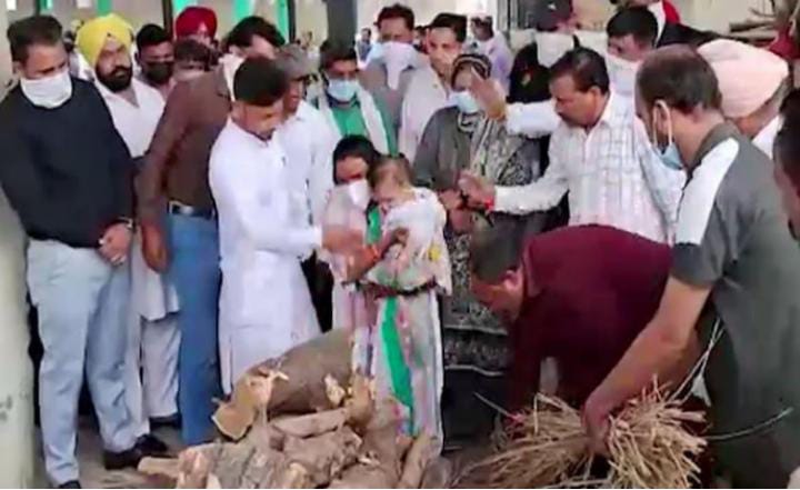 मौसी के कलेजे से चिपके 8 महीने के मासूम ने माता-पिता और दादी की चिता को दी मुखाग्नि, फफक कर रो पड़े लोग