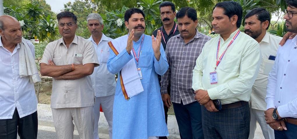 स्कूल व अस्पताल में स्थानीय किसानों को सस्ते दरों पर पढ़ाई व इलाज मुहैया कराए