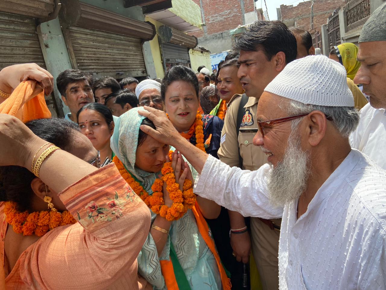 भाजपा प्रत्याशी गीता पंडित के लिए सांसद महेश शर्मा ने बाजार मे मांगे वोट,दादरी का नई आबादी के वार्ड में हुआ गीता पंडित का भव्य स्वागत