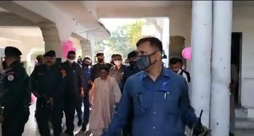 बूथ के अंदर वोट डालने जा रही थीं मायावती, तभी हुआ 'धमाका