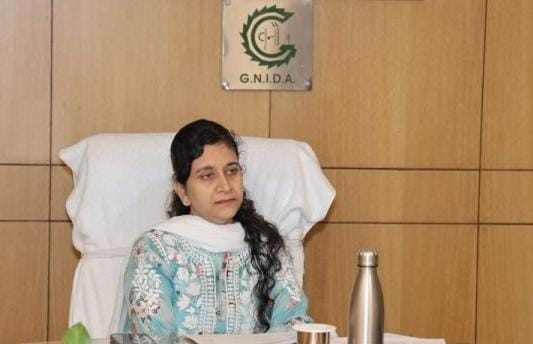 नोएडा सिग्नल फ्री प्रॉजेक्ट अटकने पर सीईओ रितु माहेश्वरी का पारा हाई, कंपनी पर 10 लाख जुर्माने की कार्रवाई