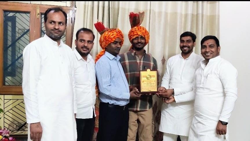 कुश मिश्रा का यूपीएससी में चयन होने पर जतन प्रधान शिक्षा समिति के सदस्यों ने किया सम्मानीत