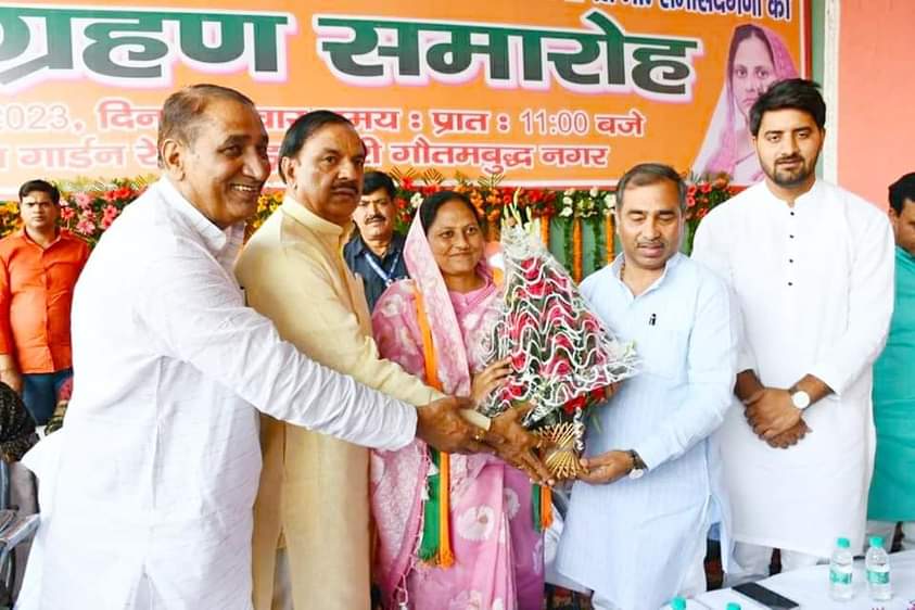 दादरी नगरपालिका परिषद चेयरमैन व सभासदो को शपथ दिलाई,सभी बड़े बुजुर्गों का आशीर्वाद मिला,नगर में सफ़ाई व्यवस्था, विकास का कार्य प्राथमिकता से किया जायेगा- गीता पंडित
