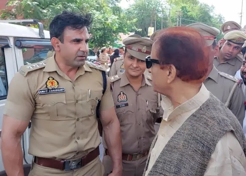 हमारा एहसान याद नहीं आपको…पुलिस अफसर नोएडा में तैनात थे जब इस नाम से जाने जाते थे चुलबुल पांडे, आजम खान की हुई बहस तो मिला ये जवाब
