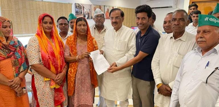 किसानों के प्रतिनिधिमंडल से मिले सांसद डॉ महेश शर्मा कहा में आपकी मांग को गृहमंत्री अमित शाह से रखूंगा,किसानों के प्रतिनिधिमंडल ने अपनी मांगों को लेकर सांसद को सौपा ज्ञापन