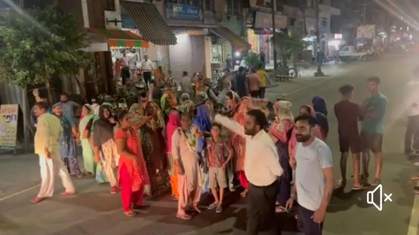 दादरी के सभासद समेत महिलाओं को किया पुलिस ने गिरफ्तार, छोड़ा, बिजली समस्‍या से परेशान दादरी के वार्ड 19 की महिलाएं सड़क पर बैठी,