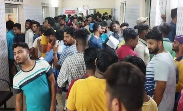ओडिशा में घायलों को खून देने इतने लोग उमड़े कि खचाखच अंदर से बाहर तक भर गया अस्पताल, लोग बोले- इंसानियत अभी जिंदा है!