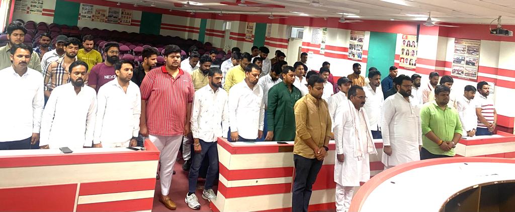 ओडिशा में हुए अत्यंत वीभत्स एवं दु:खद रेल दुर्घटना के कारण आज भाजपा राष्ट्रीय अध्यक्ष जे.पी.नडडा के आह्वान पर पूरे देश की तरह जिला गौतमबुद्ध नगर के ग्रेटर नोएडा में होने वाली भाजयुमो की अति महत्वपूर्ण *जिला कार्यसमिति बैठक को स्थापित कर दिया