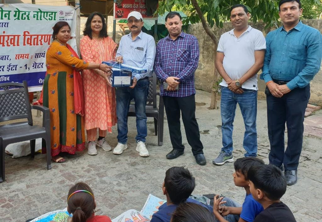 रोटरी क्लब ग्रीन ग्रेटर नोएडा ने बच्चों को स्टेशनरी वितरित की