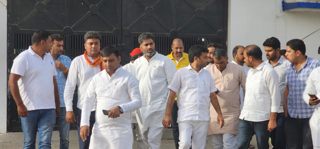 मेरठ सरधना से विधायक अतुल प्रधान ने गौतम बुध नगर जेल में बंद किसानों से की मुलाकात