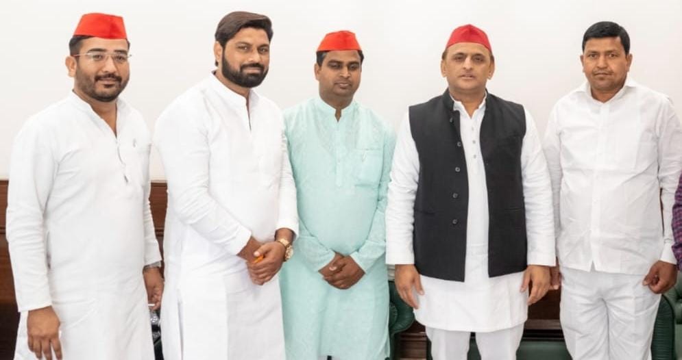 किसानों पर हो रहे अत्याचार को लेकर समाजवादी पार्टी नोएडा महानगर का एक प्रतिनिधिमंडल महानगर अध्यक्ष डॉक्टर आश्रय गुप्ता के नेतृत्व में सपा के राष्ट्रीय अध्यक्ष अखिलेश यादव से मिला