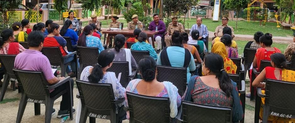 महिलाओं को सिखाये सुरक्षा के गुरगुलमोहर एनक्लेव में अपराधों से सचेत व सुरक्षित रहने के लिए महिला सशक्तिकरण की आयोजित की कार्यशाला