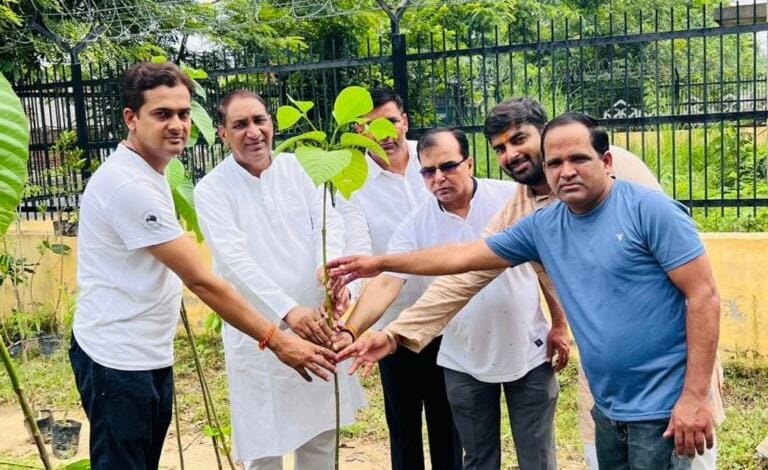 विधायक तेजपाल नागर ने सेक्टर ईटा एक में पौधारोपण कर पर्यावरण के प्रति किया जागरुक
