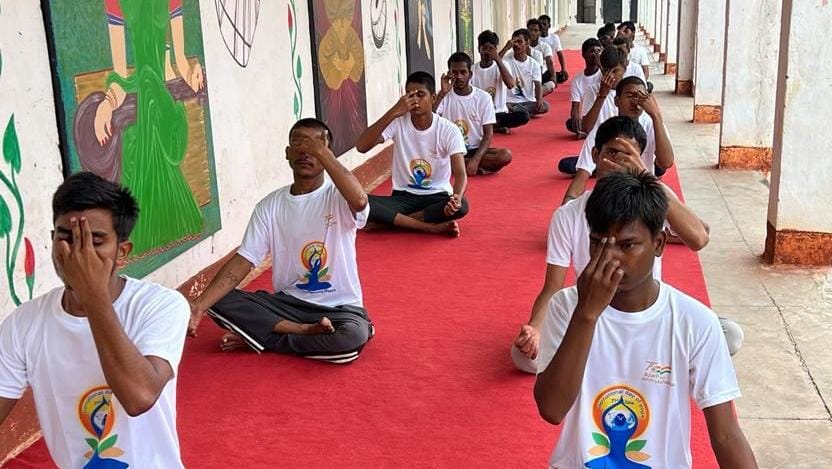 जिला कारागार गौतमबुद्धनगर में निरूद्ध बंदियों के उत्तम स्वास्थ्य एवं उनके गुणोत्तर सुधार हेतु “अन्तर्राष्ट्रीय योग दिवस” के अवसर पर योग, ध्यान एवं प्राणायाम का कार्यक्रम कारागार में आयोजित किया
