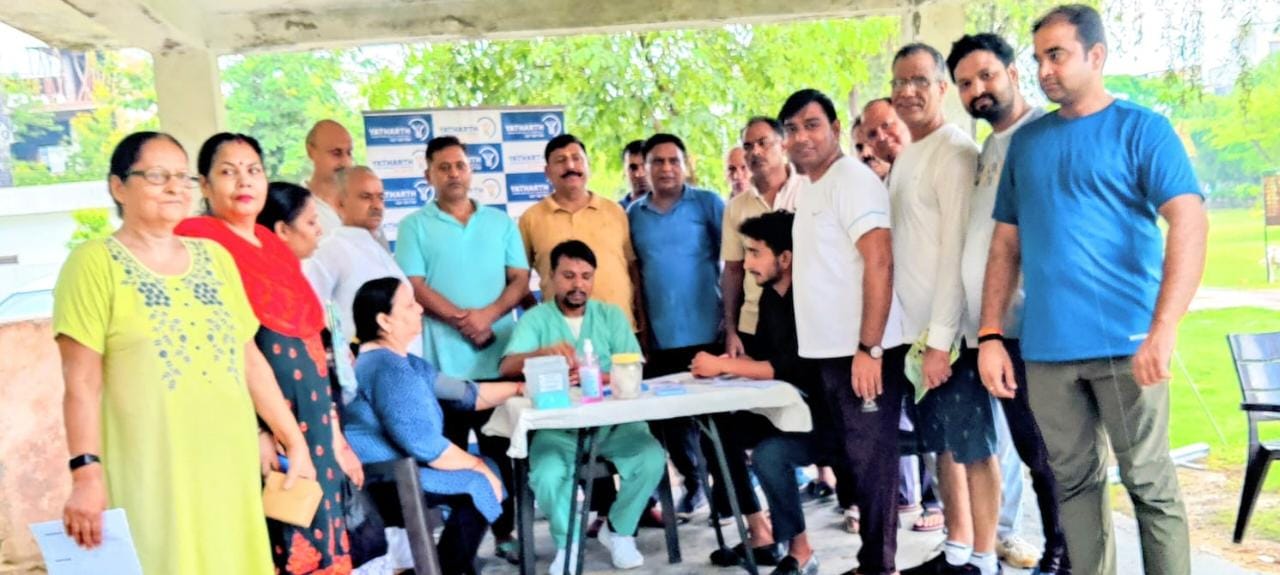 सेक्टर डेल्टा टू के के ब्लॉक पार्क में मुफ्त चिकित्सा शिविर का आयोजन किया गया