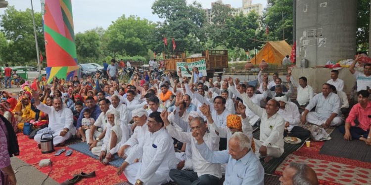 ग्रेटर नोएडा के किसान आर-पार के मूड़ में, 27 की महापंचायत में लेंगे बड़ा फैसला
