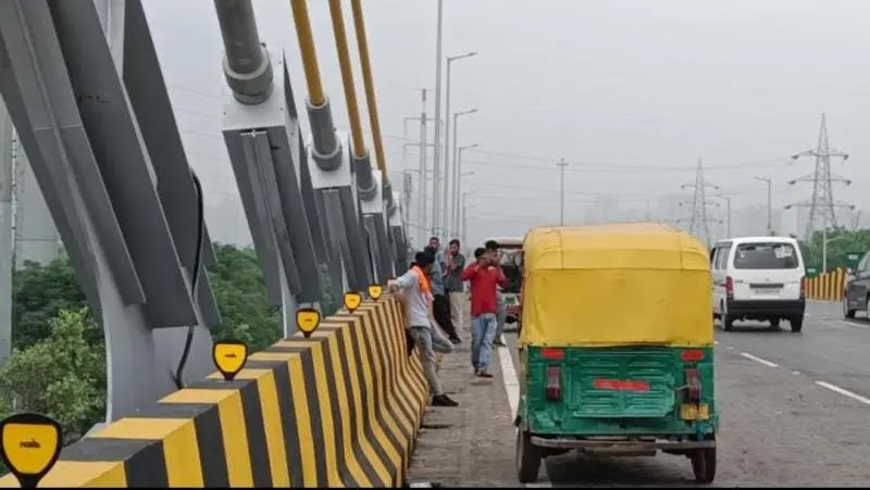 नोएडा के पृथला सिग्नेचर ब्रिज का हुआ उद्घाटन, जान जोखिम में डाल सेल्फी लेने की मची होड़
