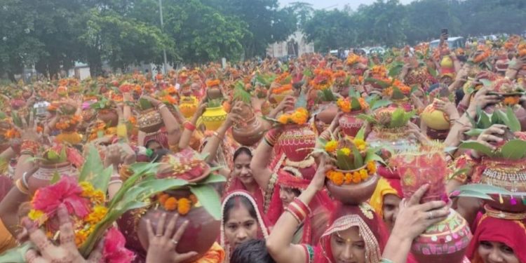बारिश भी नहीं डिगा पाई श्रद्धालुओं की आस्था, सावन की फुहारों के बीच महिलाओं ने निकाली कलश यात्रा