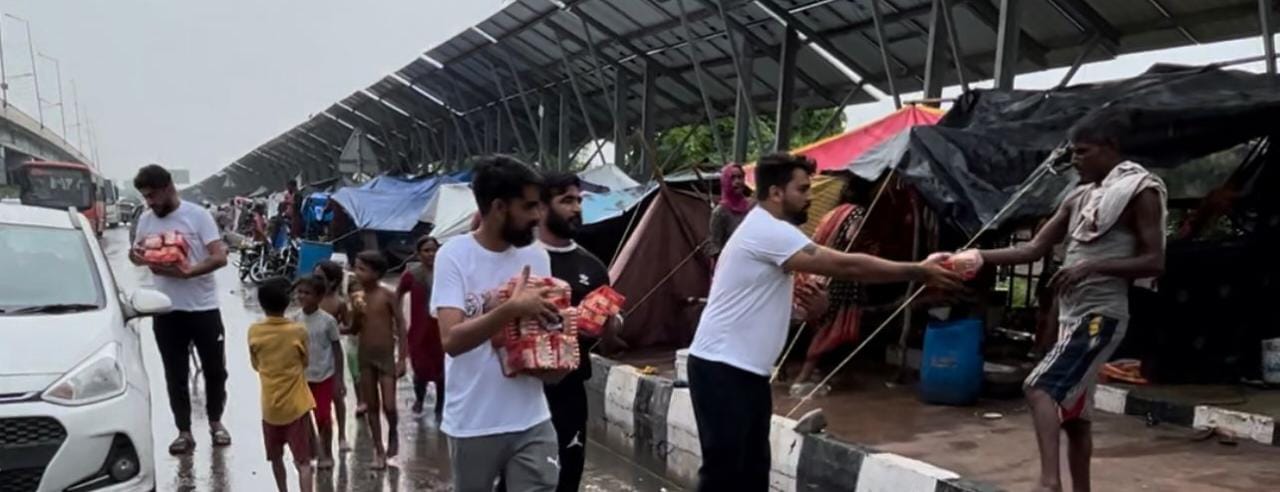पैशन ऑफ डिवोशन फाउंडेशन ने बाढ़ पीड़ितों को भोजन व दैनिक उपयोगी समान वितरण किया