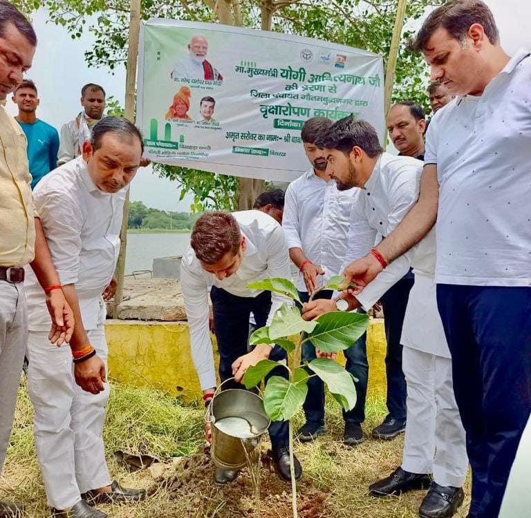 जिला पंचायत अध्यक्ष गौतमबुद्धनगर अमित चौधरी के नेतृत्व में किया गया वृक्षारोपण,बिसाहड़ा के अमृत सरोवर में लगाए गए सैकड़ों पौधे