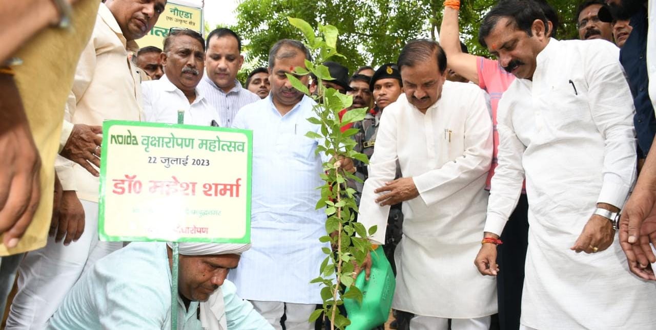 नोएडा -ग्रेटर नोएडा में जन आंदोलन के रूप में मनाया गया वृक्षारोपण कार्यक्रम, लोक निर्माण विभाग बृजेश सिंह, पूर्व केंद्रीय मंत्री व सांसद डॉ महेश शर्मा की अध्यक्षता में हुआ वृक्षारोपण
