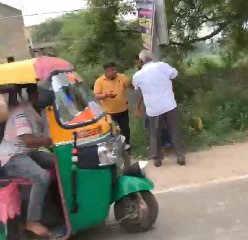 लड़पुरा गांव में मंदिर का विरोध कर रहे एक पक्ष के लोगों ने मंदिर बनवाने का प्रयास करने वाले भाजपा के जिला उपाध्यक्ष राहुल पंडित व नितिन भाटी को बुरी तरह पीटा, जमकर चले डंडे।
