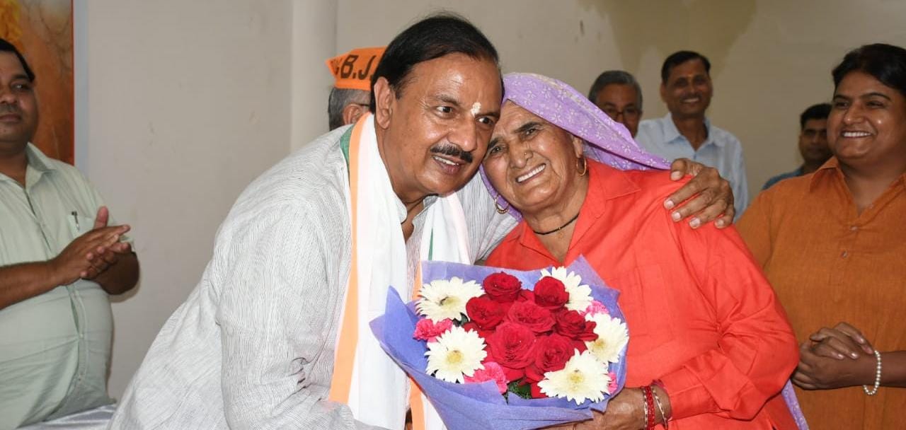 चुनावी जनसंवाद में डा महेश शर्मा पहुंचे ग्रेनो वेस्ट की ट्राइडेंट एंबेसी समेत कई सोसाइटी