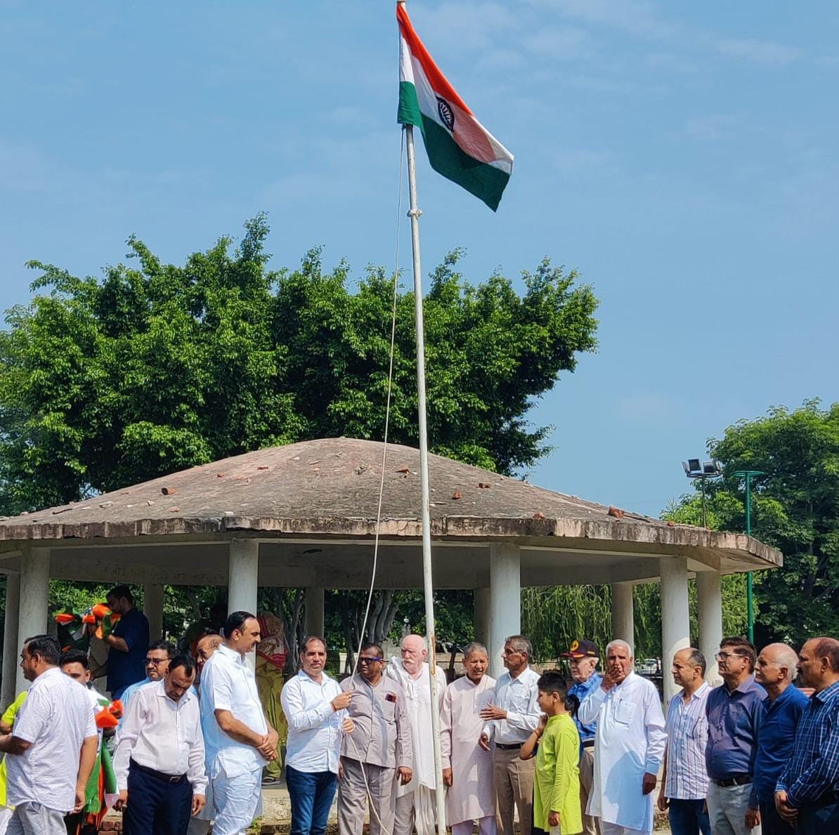 सेक्टर डेल्टा टू के आई ब्लॉक पार्क के प्रांगण में 77वें स्वतंत्रता दिवस के शुभ अवसर पर ध्वजारोहण कार्यक्रम का आयोजन किया गया