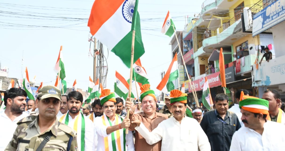 नोएडा मे सांसद एवं पूर्व केन्द्रीय मंत्री डा. महेश शर्मा एवं विधायक पंकज सिंह ने 77वें स्वतंत्रता दिवस पर निकाली ऐतिहासिक तिरंगा यात्रा