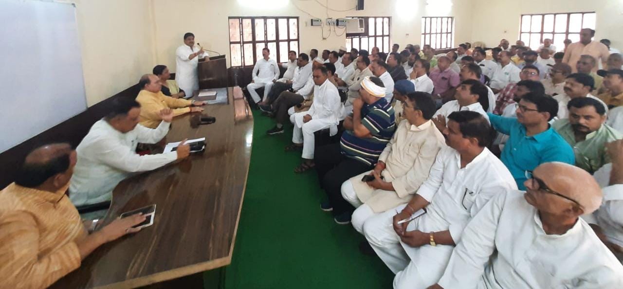 शिक्षक दिवस के अवसर पर संघ के जिलाध्यक्ष को निलंबित करने पर शिक्षकों में आक्रोश
