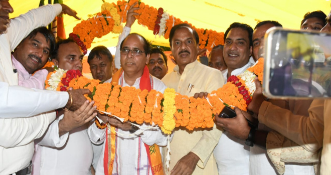 भाजपा नेता एडवोकेट नरेंद्र भाटी डाढा के नेतृत्व में क्षेत्रीय अध्यक्ष सत्येंद्र शिशौदिया, सांसद डॉ. महेश शर्मा व निषाद पार्टी के वीरेंद्र डाढा का हुआ जोरदार स्वागत, बारिश के बावजूद शामिल हुए हजारों लोग