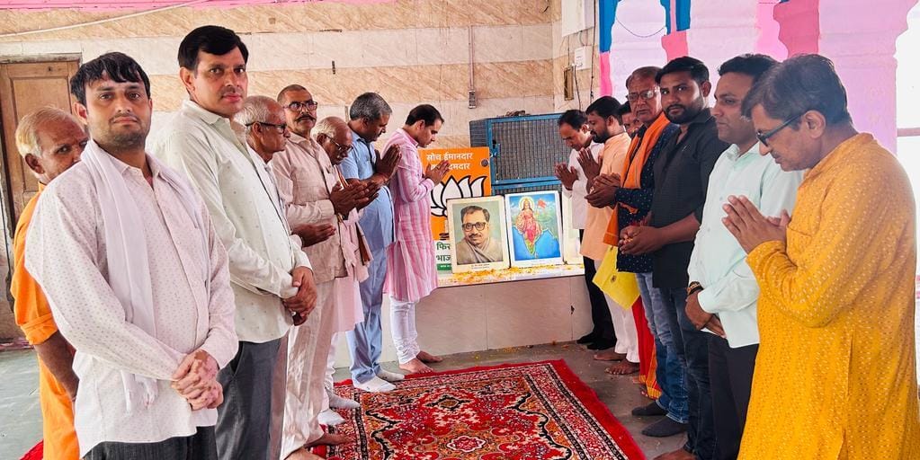 भाजपा मंडल दनकौर के कार्यकर्ताओं ने गुरु द्रोणाचार्य मंदिर प्रांगण में पंडित दीनदयाल उपाध्याय की जयंती मनाई गई