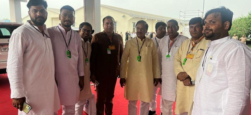 सांसद डा. महेश शर्मा गौतमबुद्धनगर ने नोएडा सेक्टर-53 स्थित बूथ संख्या-181 पर क्षेत्रवासियों कार्यकर्ताओं के साथ आदरणीय प्रधानमंत्री श्री नरेंद्र मोदी जी का देशवासियों से संवाद का लोकप्रिय कार्यक्रम ‘‘मन की बात’’ को सुना