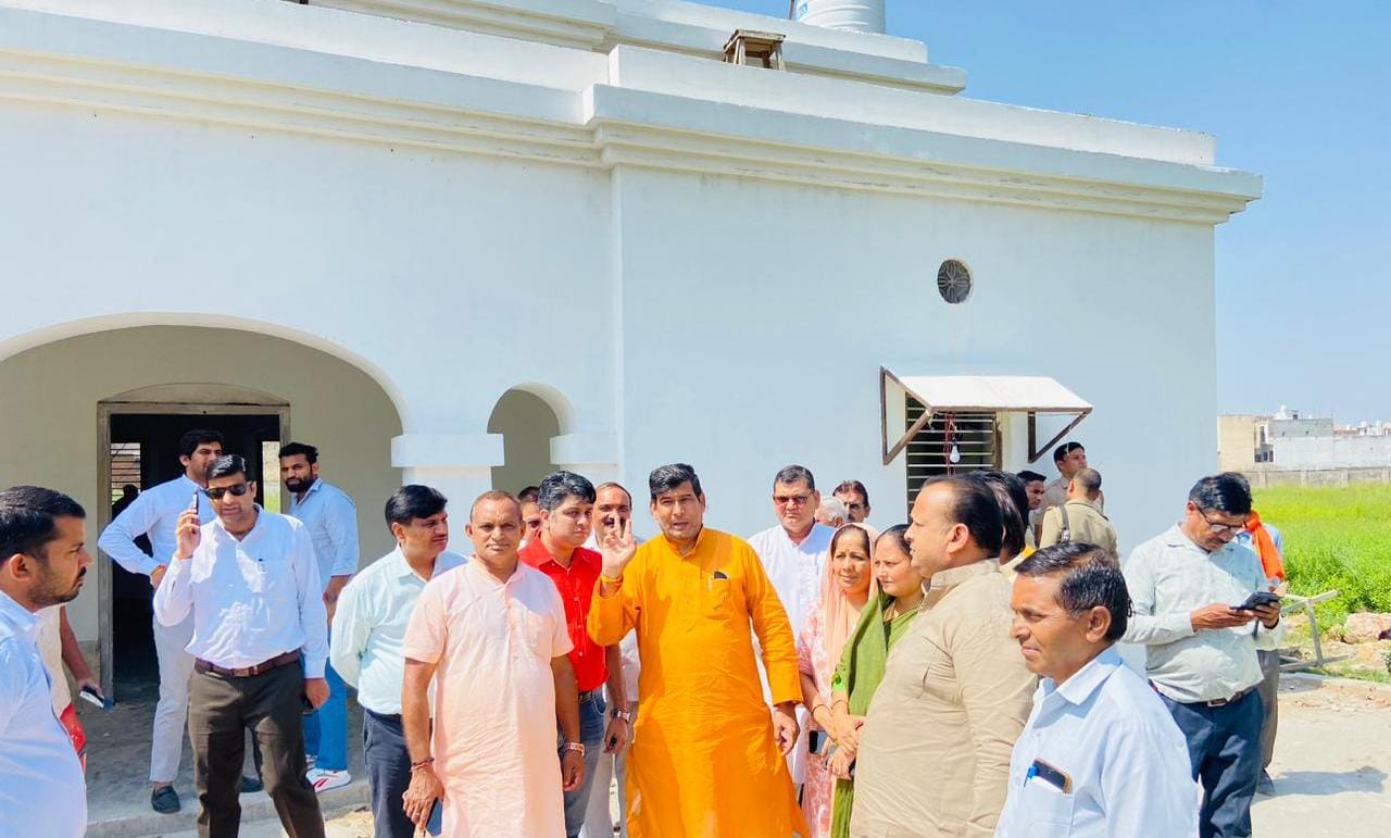 शिक्षक विधायक श्रीचन्द शर्मा ने अपने प्रस्ताव पर दादरी शहर के लिए डेढ़ करोड लागत से स्वीकृत सिंचाई विभाग कोठी का सौंदर्यीकरण, बाउंड्री वॉल एवम् पार्क के सौंदर्यीकरण का निरीक्षण किया