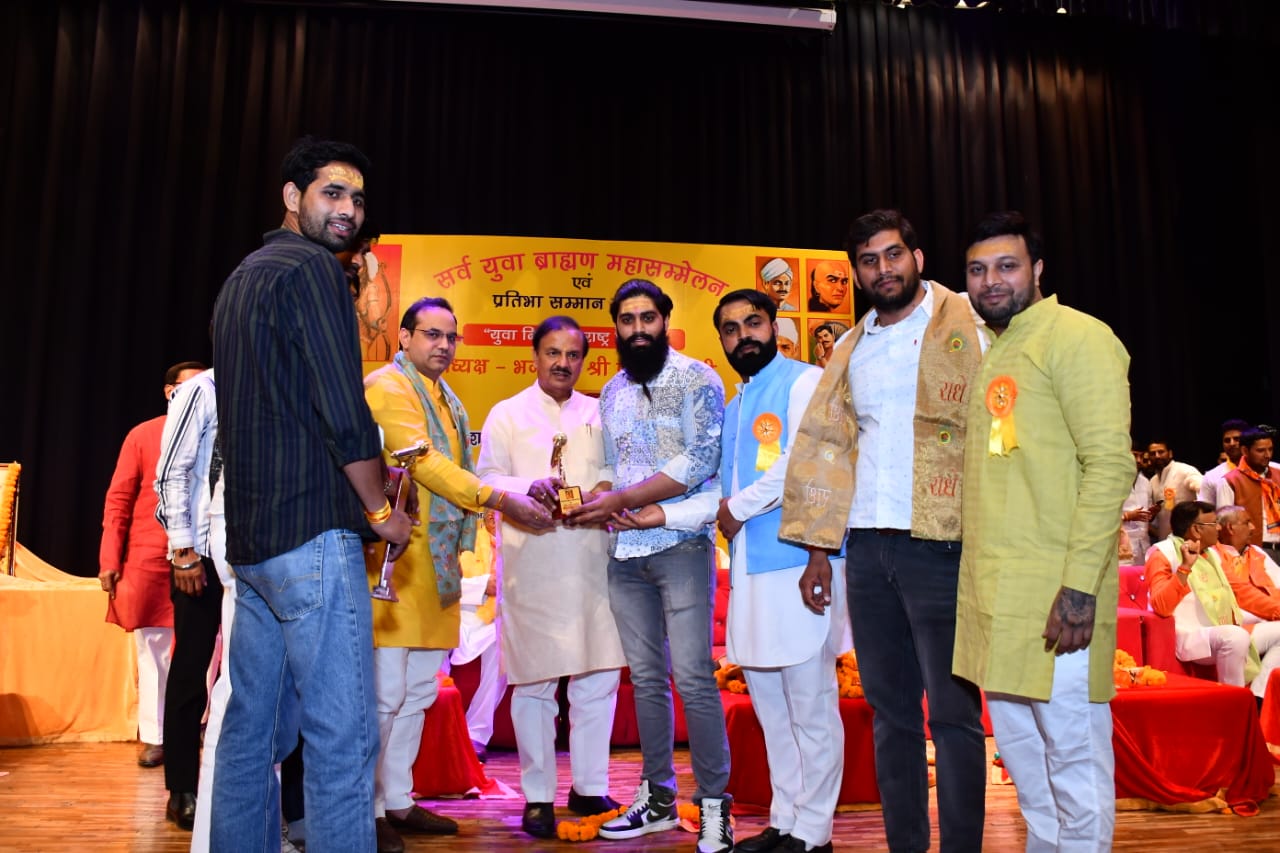 नोएडा में ब्राह्मण सम्मेलन, सांसद डॉ महेश शर्मा और समाजसेवी शैलेंद्र शर्मा, पीयूष द्विवेदी का ऐलान, परशुराम भवन के निर्माण में देंगे , 1.11 करोड़ रुपये